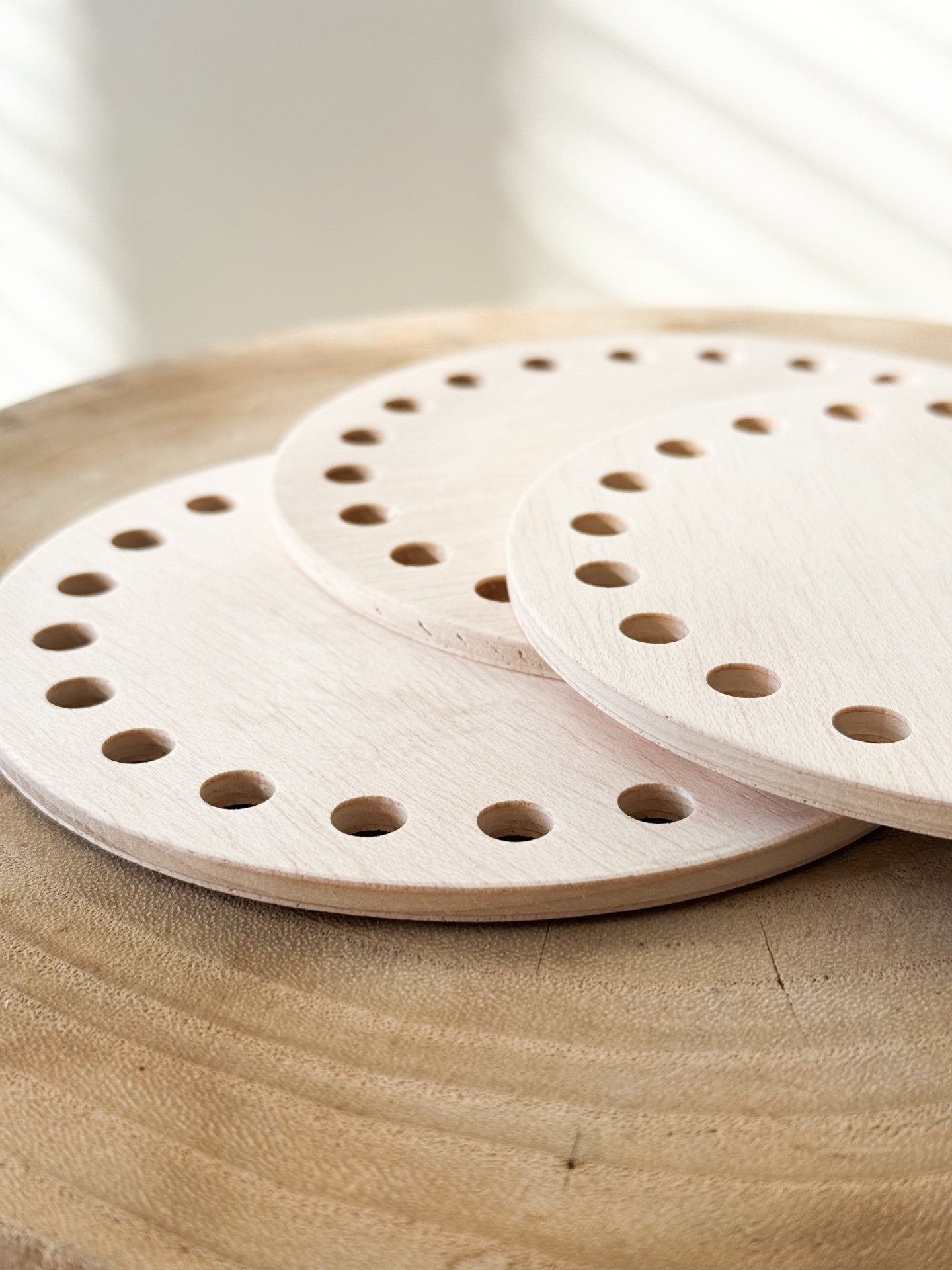 Bases de madeira com furos