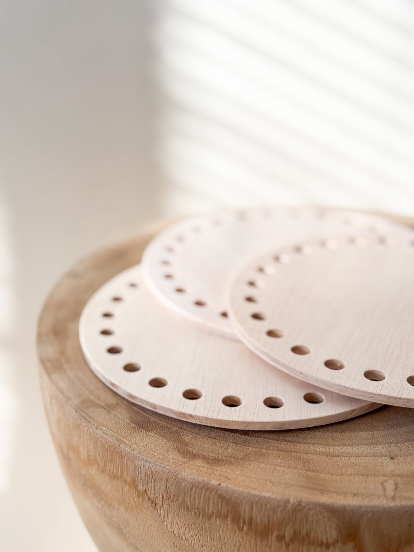 Bases de madeira com furos