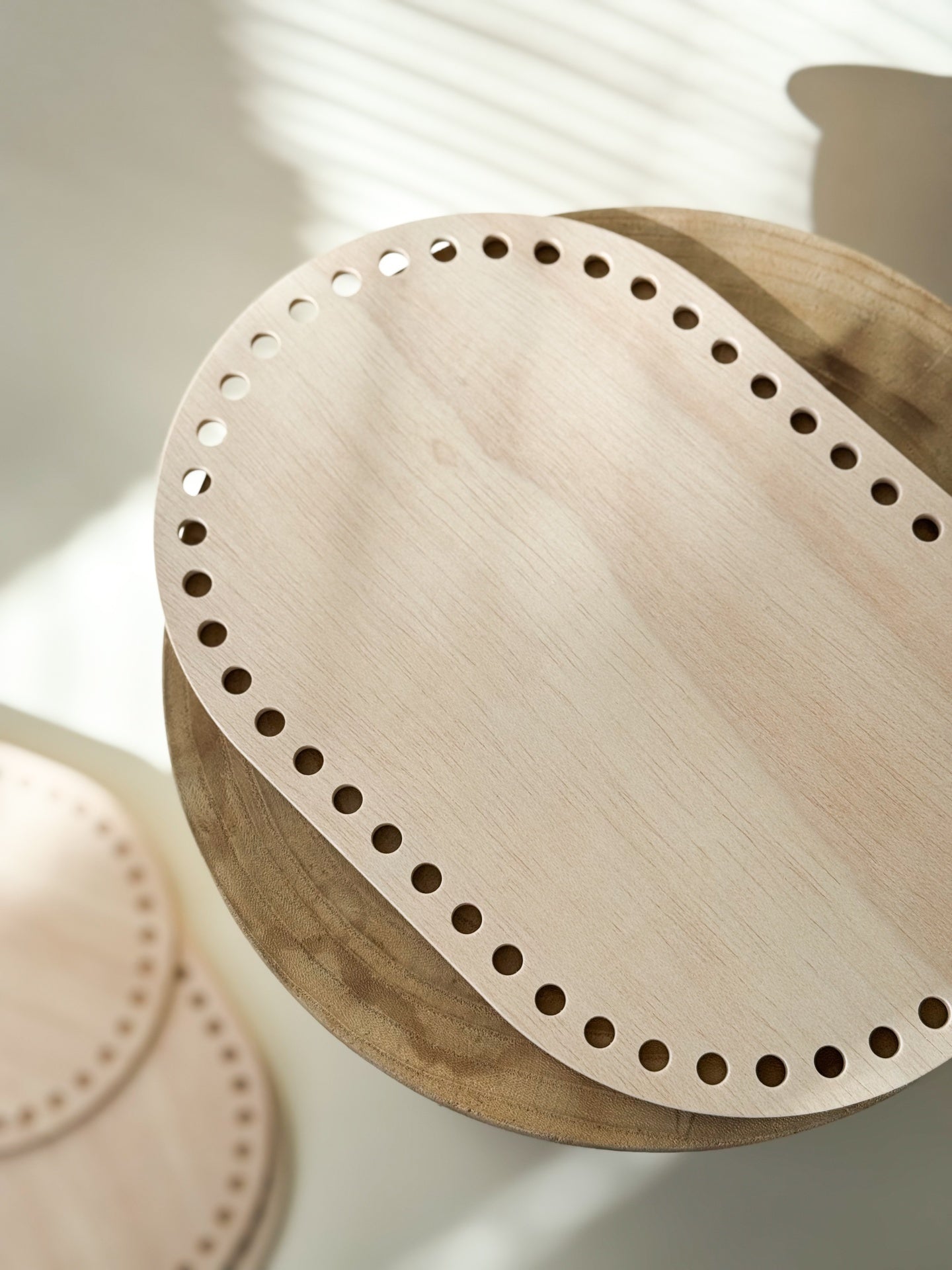 Bases de madeira com furos