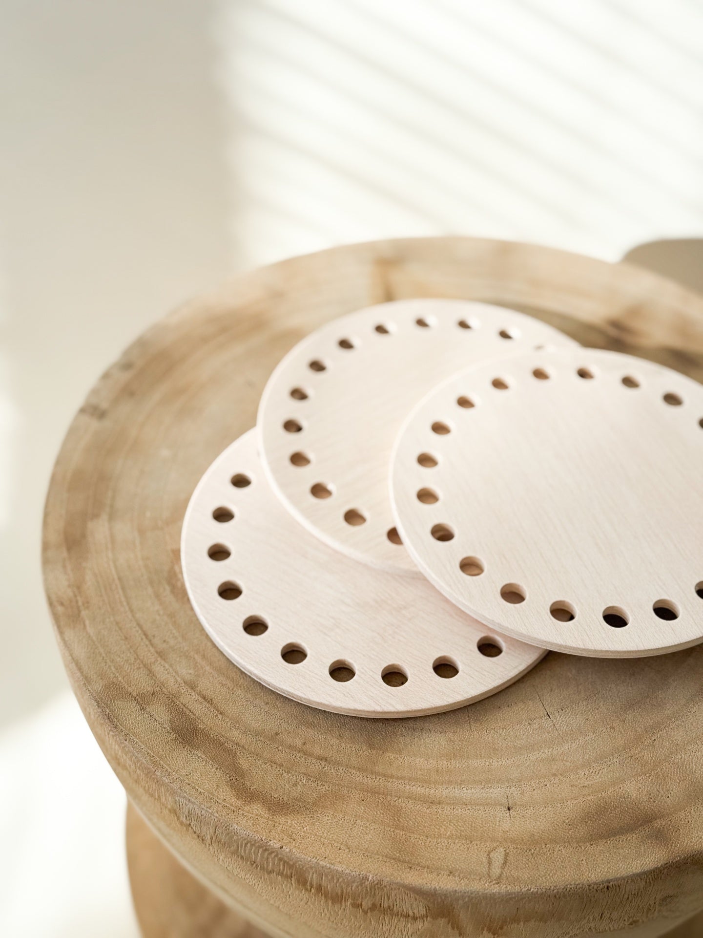 Bases de madeira com furos