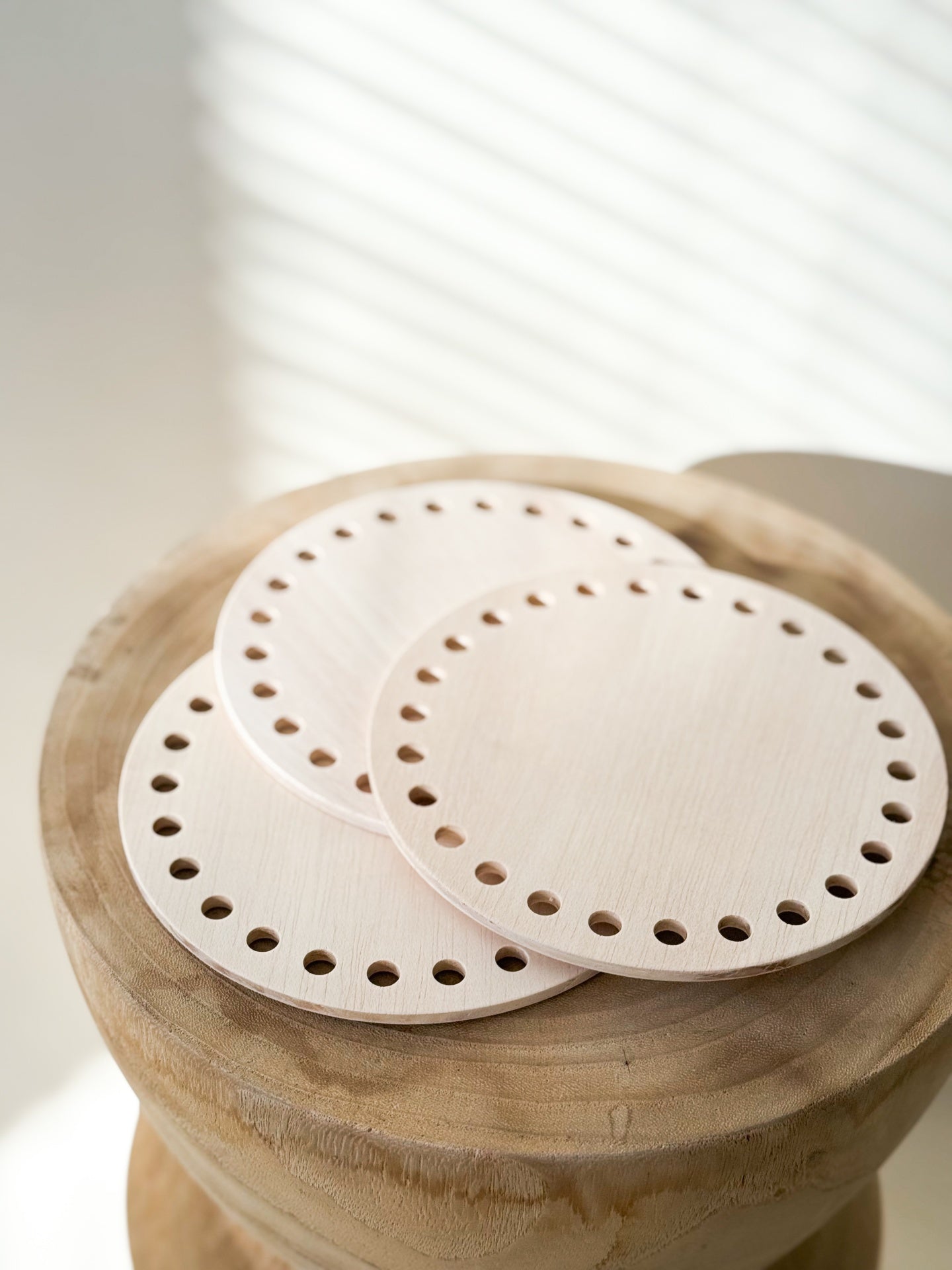 Bases de madeira com furos