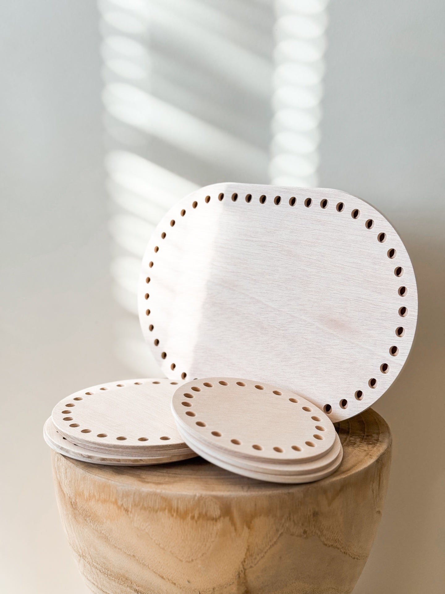 Bases de madeira com furos