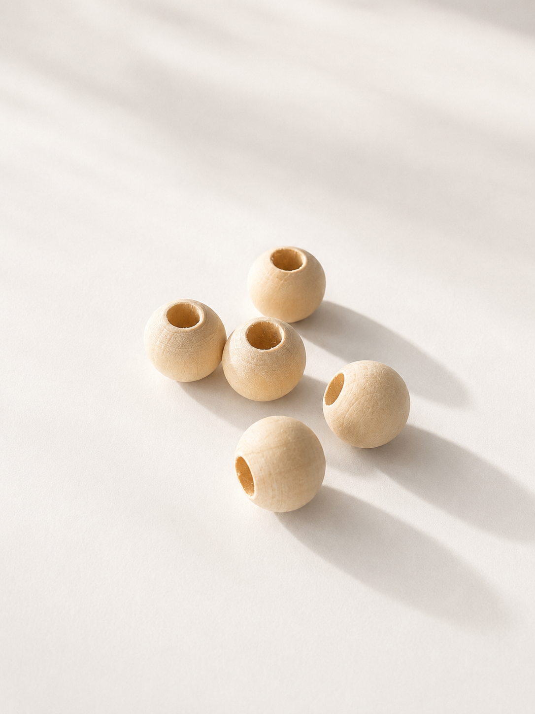 Bola de Madeira Natural com Furo de 8 mm – 25 mm